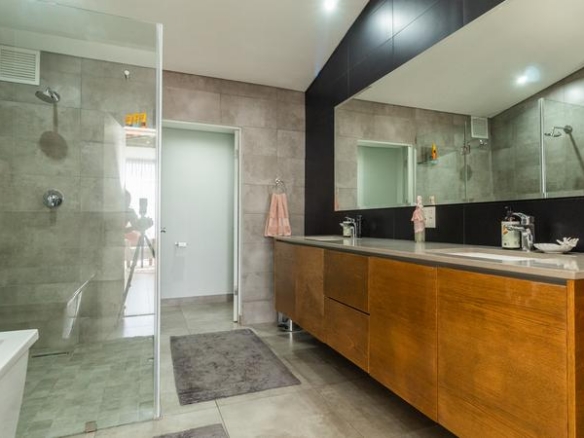 Sleep peacefully every night in this Sophisticated 2 Bed Apartment, with Golf Course Views and top notch Estate Security!