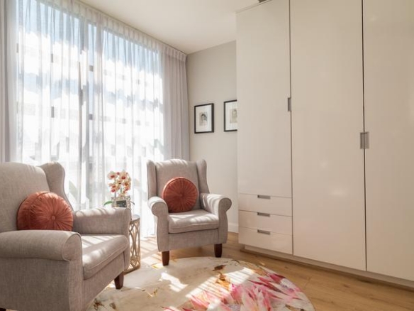 Sleep peacefully every night in this Sophisticated 2 Bed Apartment, with Golf Course Views and top notch Estate Security!