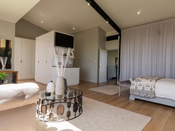 Sleep peacefully every night in this Sophisticated 2 Bed Apartment, with Golf Course Views and top notch Estate Security!