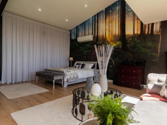 Sleep peacefully every night in this Sophisticated 2 Bed Apartment, with Golf Course Views and top notch Estate Security!