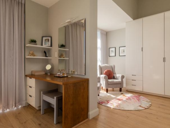 Sleep peacefully every night in this Sophisticated 2 Bed Apartment, with Golf Course Views and top notch Estate Security!