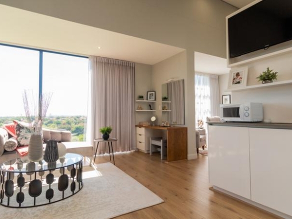 Sleep peacefully every night in this Sophisticated 2 Bed Apartment, with Golf Course Views and top notch Estate Security!