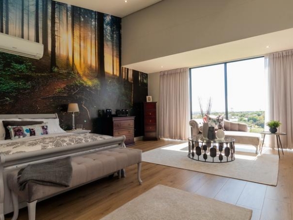 Sleep peacefully every night in this Sophisticated 2 Bed Apartment, with Golf Course Views and top notch Estate Security!