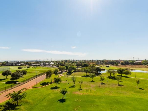 Sleep peacefully every night in this Sophisticated 2 Bed Apartment, with Golf Course Views and top notch Estate Security!