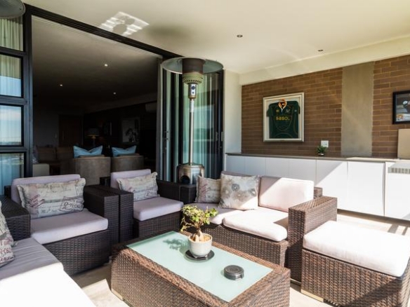 Sleep peacefully every night in this Sophisticated 2 Bed Apartment, with Golf Course Views and top notch Estate Security!