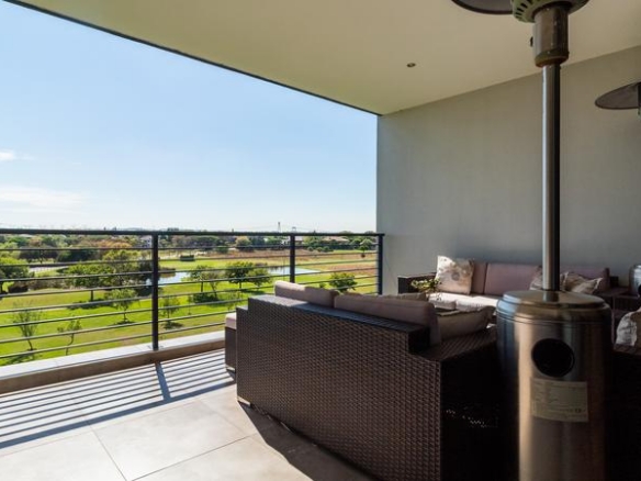 Sleep peacefully every night in this Sophisticated 2 Bed Apartment, with Golf Course Views and top notch Estate Security!