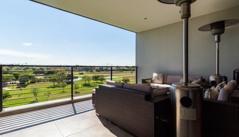 Sleep peacefully every night in this Sophisticated 2 Bed Apartment, with Golf Course Views and top notch Estate Security!