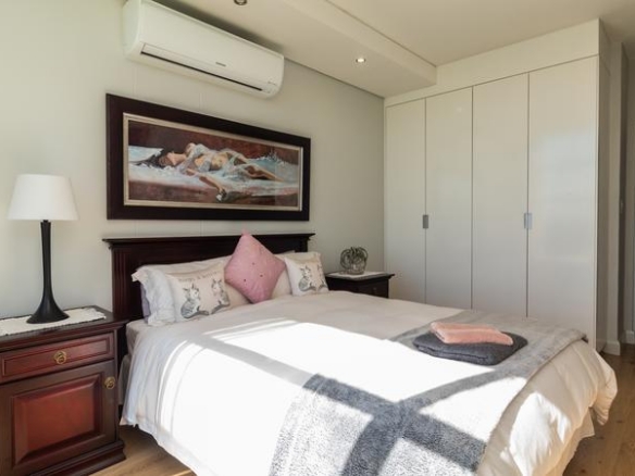 Sleep peacefully every night in this Sophisticated 2 Bed Apartment, with Golf Course Views and top notch Estate Security!