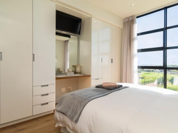 Sleep peacefully every night in this Sophisticated 2 Bed Apartment, with Golf Course Views and top notch Estate Security!