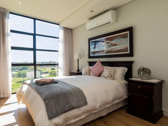 Sleep peacefully every night in this Sophisticated 2 Bed Apartment, with Golf Course Views and top notch Estate Security!