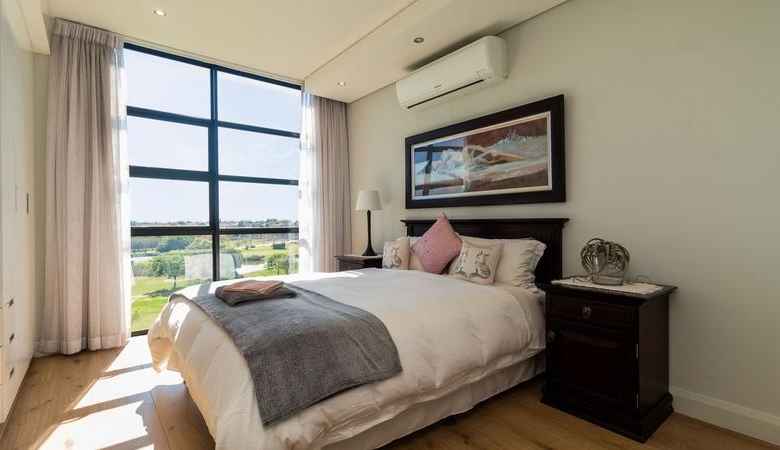 Sleep peacefully every night in this Sophisticated 2 Bed Apartment, with Golf Course Views and top notch Estate Security!