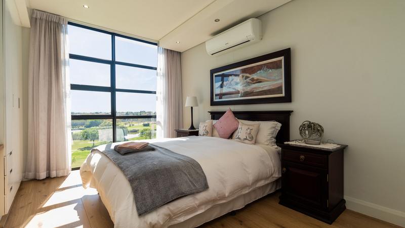 Sleep peacefully every night in this Sophisticated 2 Bed Apartment, with Golf Course Views and top notch Estate Security!