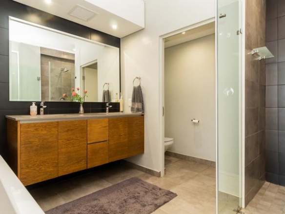 Sleep peacefully every night in this Sophisticated 2 Bed Apartment, with Golf Course Views and top notch Estate Security!