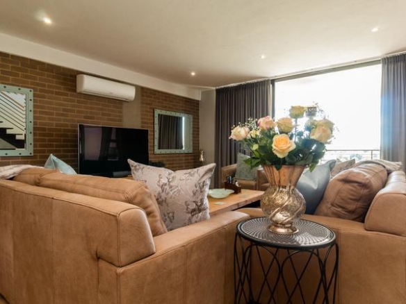 Sleep peacefully every night in this Sophisticated 2 Bed Apartment, with Golf Course Views and top notch Estate Security!
