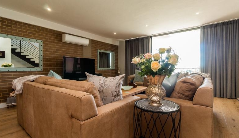 Sleep peacefully every night in this Sophisticated 2 Bed Apartment, with Golf Course Views and top notch Estate Security!