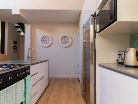 Sleep peacefully every night in this Sophisticated 2 Bed Apartment, with Golf Course Views and top notch Estate Security!