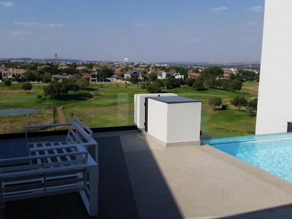 Sleep peacefully every night in this Sophisticated 2 Bed Apartment, with Golf Course Views and top notch Estate Security!