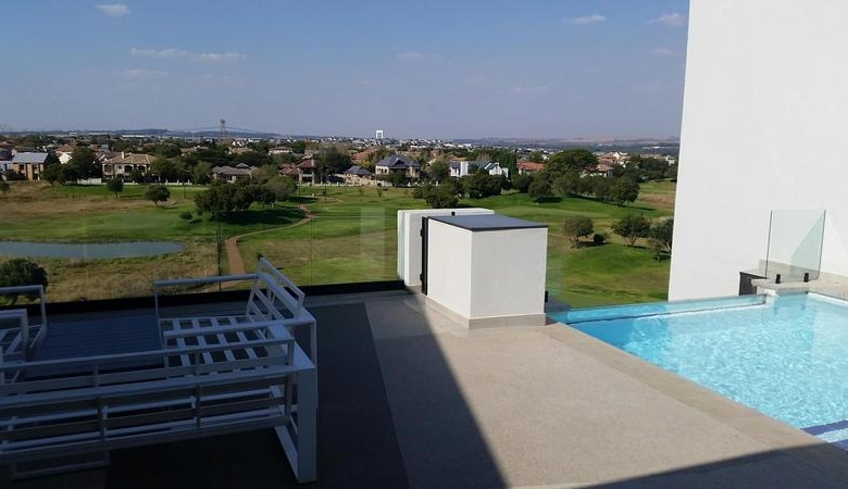 Sleep peacefully every night in this Sophisticated 2 Bed Apartment, with Golf Course Views and top notch Estate Security!