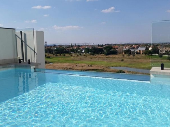 Sleep peacefully every night in this Sophisticated 2 Bed Apartment, with Golf Course Views and top notch Estate Security!