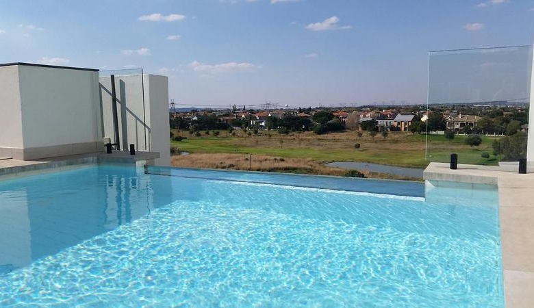 Sleep peacefully every night in this Sophisticated 2 Bed Apartment, with Golf Course Views and top notch Estate Security!