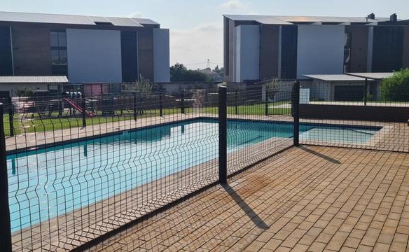 Sleep peacefully every night in this Sophisticated 2 Bed Apartment, with Golf Course Views and top notch Estate Security!