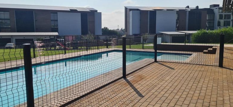 Sleep peacefully every night in this Sophisticated 2 Bed Apartment, with Golf Course Views and top notch Estate Security!