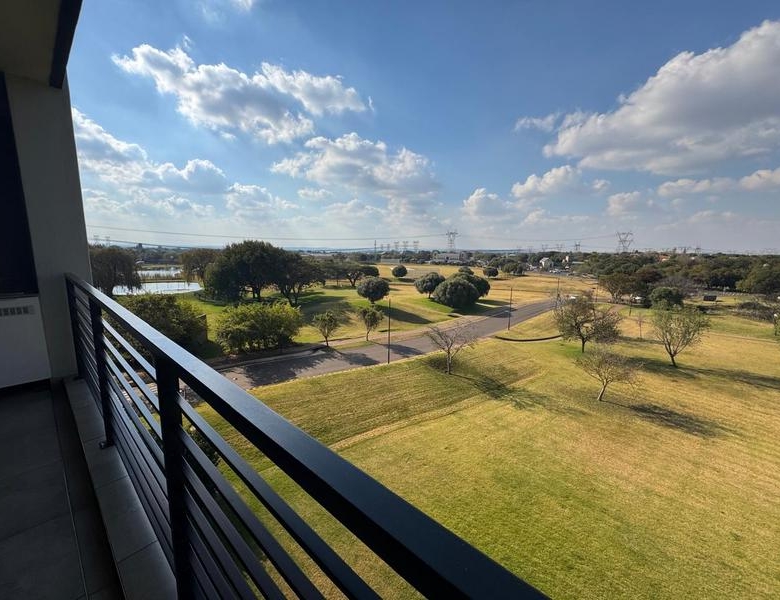 Sleep peacefully every night in this Sophisticated 2 Bed Apartment, with Golf Course Views and top notch Estate Security!