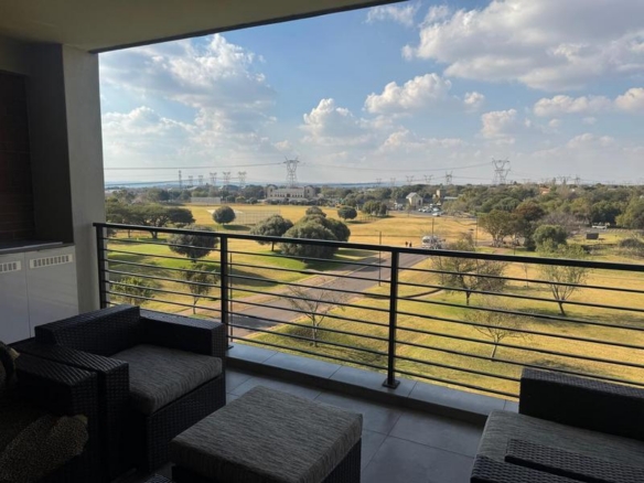 Sleep peacefully every night in this Sophisticated 2 Bed Apartment, with Golf Course Views and top notch Estate Security!