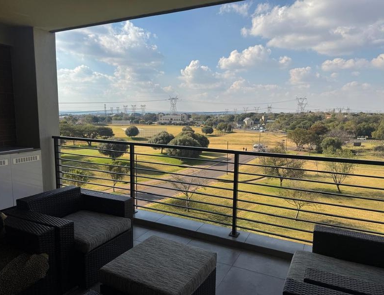 Sleep peacefully every night in this Sophisticated 2 Bed Apartment, with Golf Course Views and top notch Estate Security!