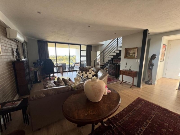 Sleep peacefully every night in this Sophisticated 2 Bed Apartment, with Golf Course Views and top notch Estate Security!