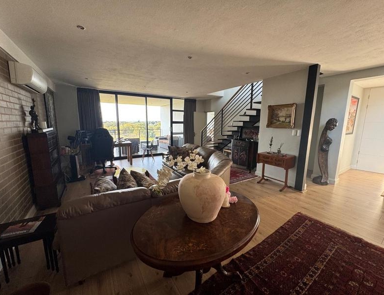 Sleep peacefully every night in this Sophisticated 2 Bed Apartment, with Golf Course Views and top notch Estate Security!