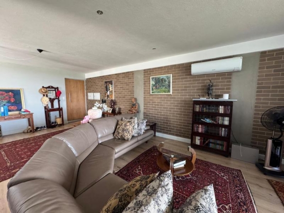 Sleep peacefully every night in this Sophisticated 2 Bed Apartment, with Golf Course Views and top notch Estate Security!