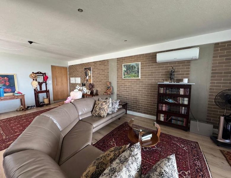Sleep peacefully every night in this Sophisticated 2 Bed Apartment, with Golf Course Views and top notch Estate Security!