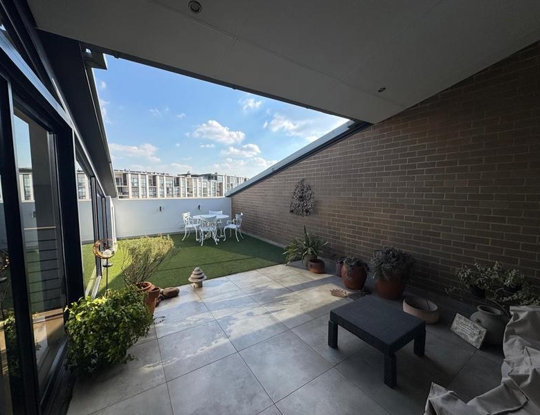 Sleep peacefully every night in this Sophisticated 2 Bed Apartment, with Golf Course Views and top notch Estate Security!