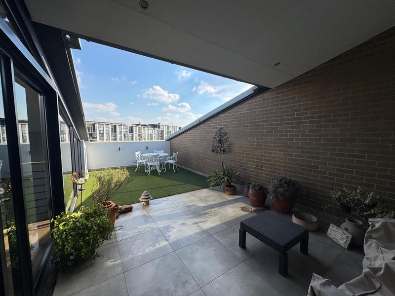Sleep peacefully every night in this Sophisticated 2 Bed Apartment, with Golf Course Views and top notch Estate Security!
