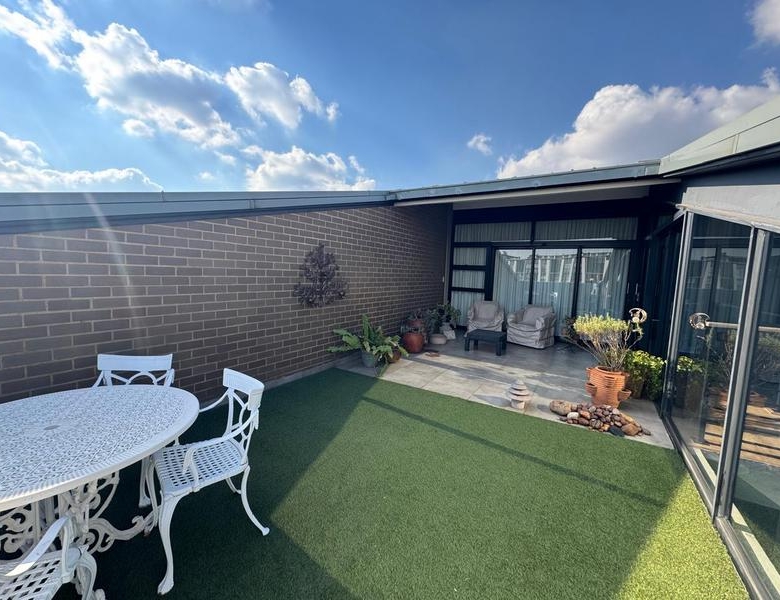 Sleep peacefully every night in this Sophisticated 2 Bed Apartment, with Golf Course Views and top notch Estate Security!