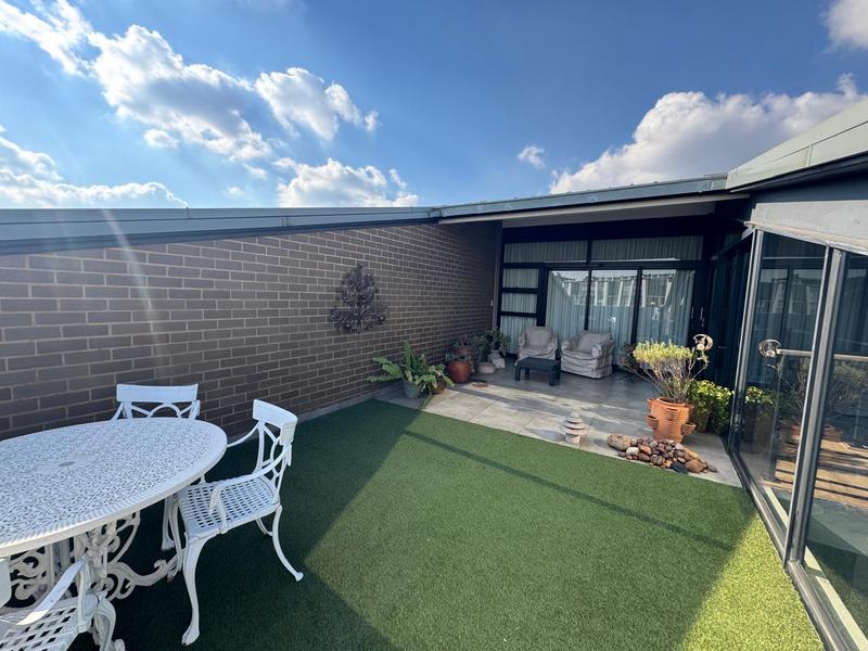 Sleep peacefully every night in this Sophisticated 2 Bed Apartment, with Golf Course Views and top notch Estate Security!