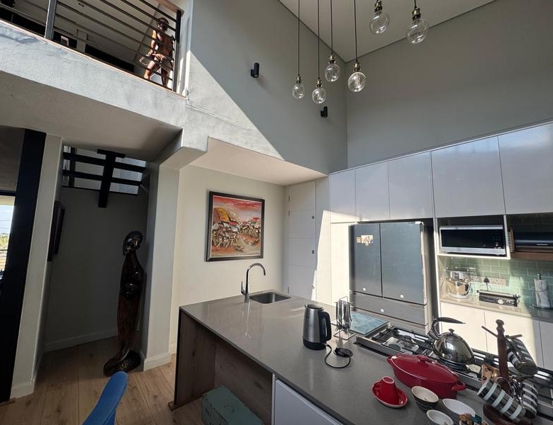 Sleep peacefully every night in this Sophisticated 2 Bed Apartment, with Golf Course Views and top notch Estate Security!