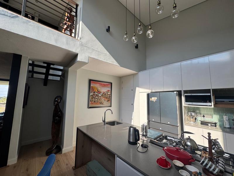 Sleep peacefully every night in this Sophisticated 2 Bed Apartment, with Golf Course Views and top notch Estate Security!