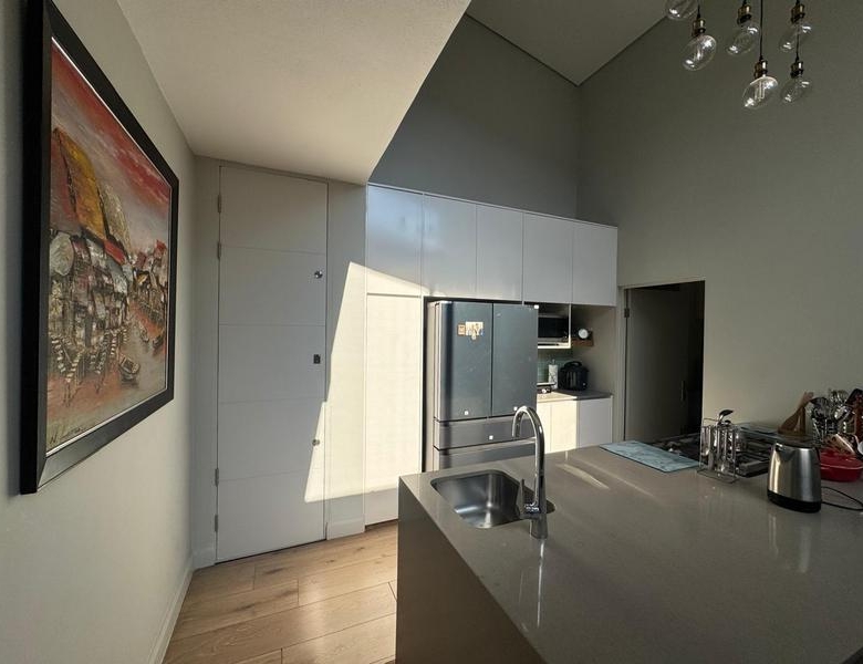 Sleep peacefully every night in this Sophisticated 2 Bed Apartment, with Golf Course Views and top notch Estate Security!