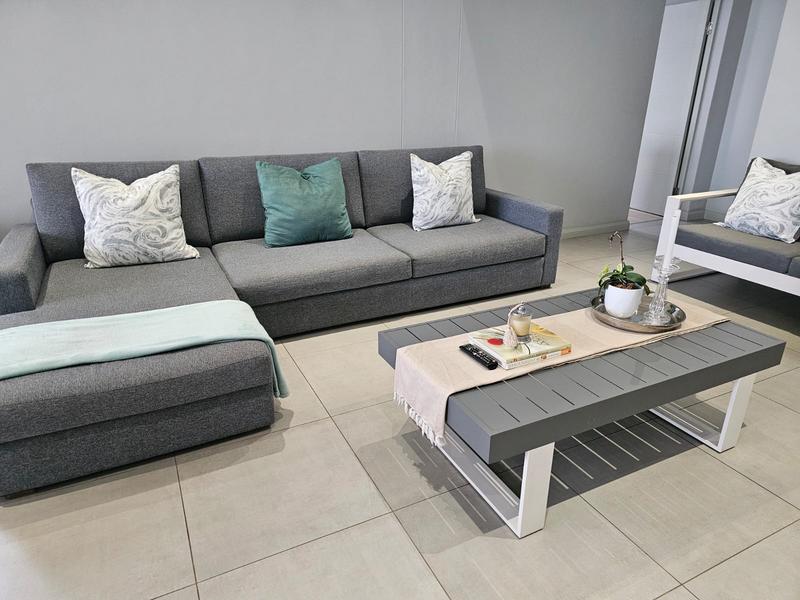 With the exquisite “Dapper in Grey” design, this Penthouse luxury apartment is perfect for those who appreciate contemporary elegance and functional luxury..