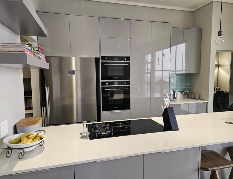 With the exquisite “Dapper in Grey” design, this Penthouse luxury apartment is perfect for those who appreciate contemporary elegance and functional luxury..