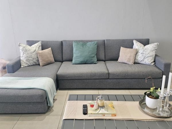 With the exquisite “Dapper in Grey” design, this Penthouse luxury apartment is perfect for those who appreciate contemporary elegance and functional luxury..