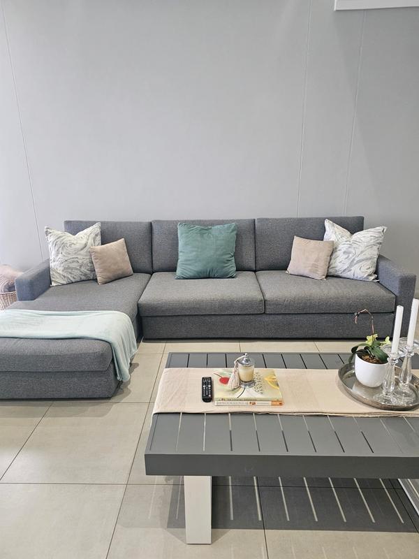 With the exquisite “Dapper in Grey” design, this Penthouse luxury apartment is perfect for those who appreciate contemporary elegance and functional luxury..