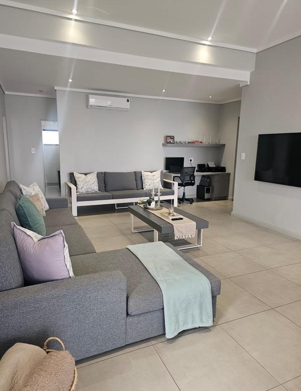 With the exquisite “Dapper in Grey” design, this Penthouse luxury apartment is perfect for those who appreciate contemporary elegance and functional luxury..