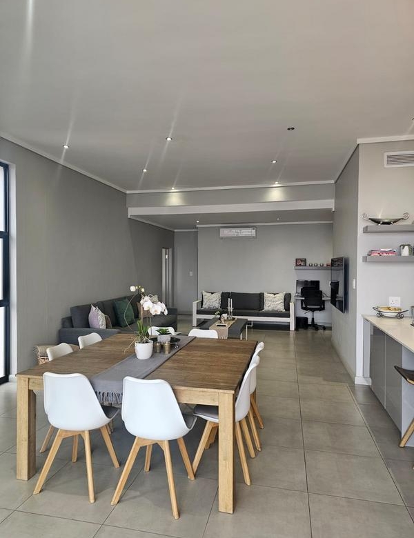 With the exquisite “Dapper in Grey” design, this Penthouse luxury apartment is perfect for those who appreciate contemporary elegance and functional luxury..