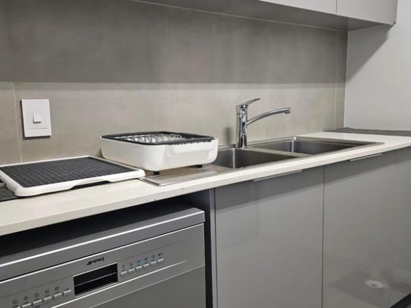 With the exquisite “Dapper in Grey” design, this Penthouse luxury apartment is perfect for those who appreciate contemporary elegance and functional luxury..
