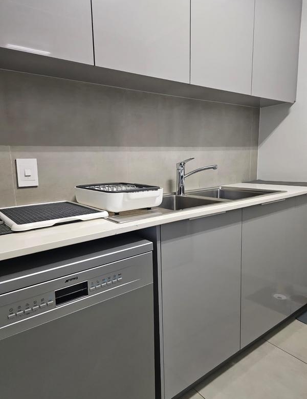 With the exquisite “Dapper in Grey” design, this Penthouse luxury apartment is perfect for those who appreciate contemporary elegance and functional luxury..
