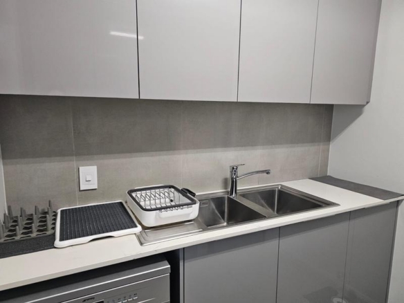 With the exquisite “Dapper in Grey” design, this Penthouse luxury apartment is perfect for those who appreciate contemporary elegance and functional luxury..