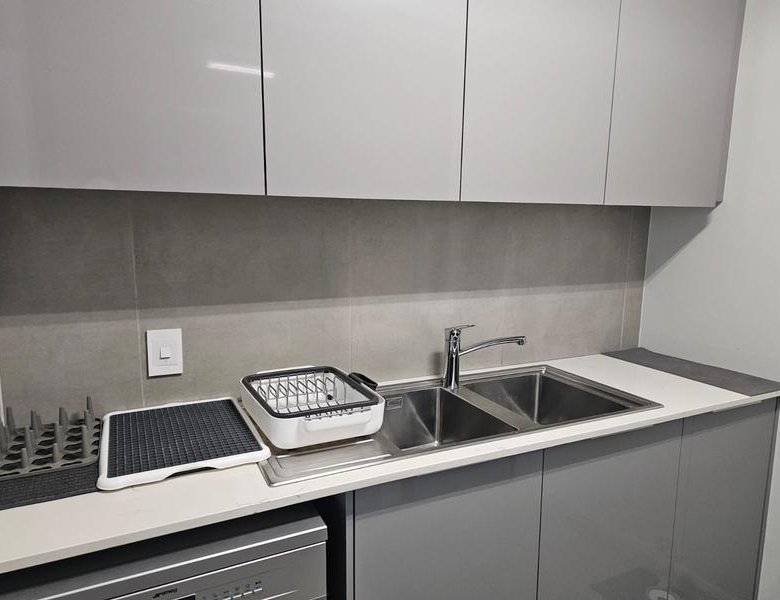 With the exquisite “Dapper in Grey” design, this Penthouse luxury apartment is perfect for those who appreciate contemporary elegance and functional luxury..
